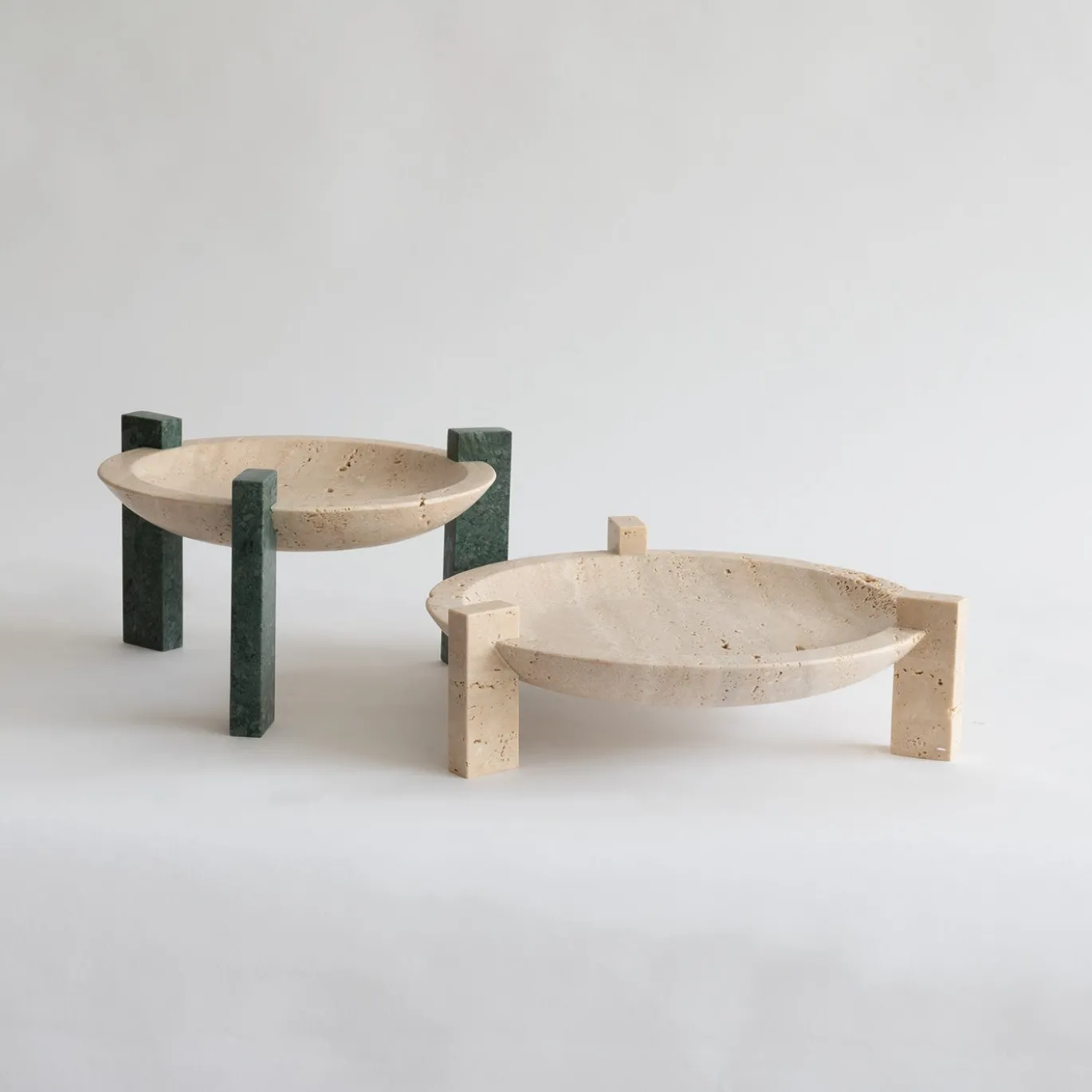 Centrotavola Block Stand Alto in marmo Travertino e Verde Guatemala