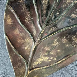 Centrotavola in ceramica Autumn Leaf in finitura marrone