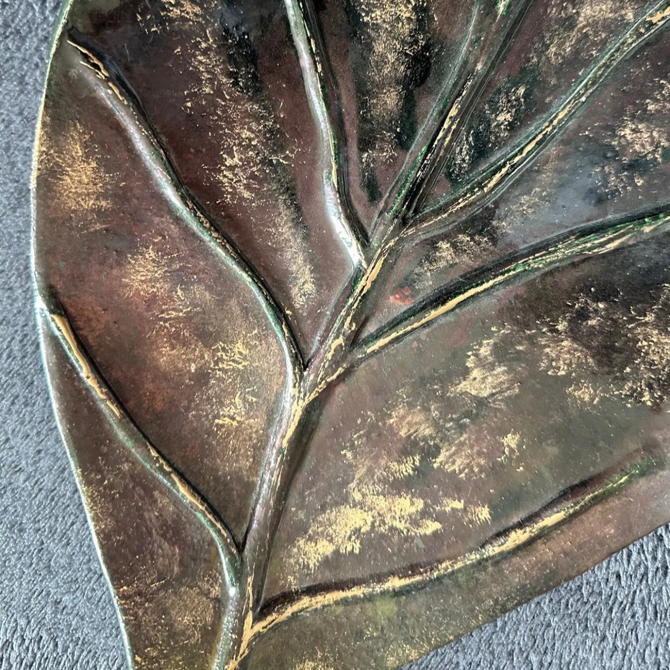 Centrotavola in ceramica Autumn Leaf in finitura marrone