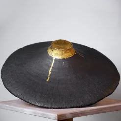 Centrotavola in ceramica bruna e foglia oro della collezione Spore