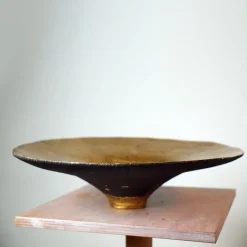 Centrotavola in ceramica bruna e foglia oro della collezione Spore