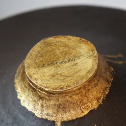 Centrotavola in ceramica bruna e foglia oro della collezione Spore