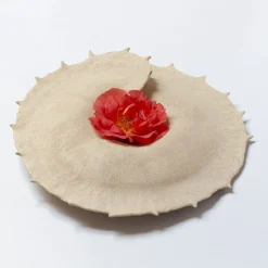 Centrotavola in ceramica smaltata avorio Ossa trigonella radiata