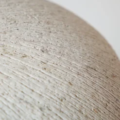 Centrotavola in gres bianco biscuit con interno dorato della Collezione Spore