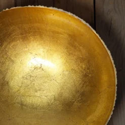Centrotavola in gres bianco biscuit con interno dorato della Collezione Spore