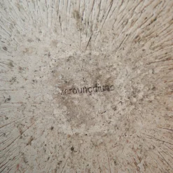 Centrotavola in gres bianco biscuit con interno dorato della Collezione Spore
