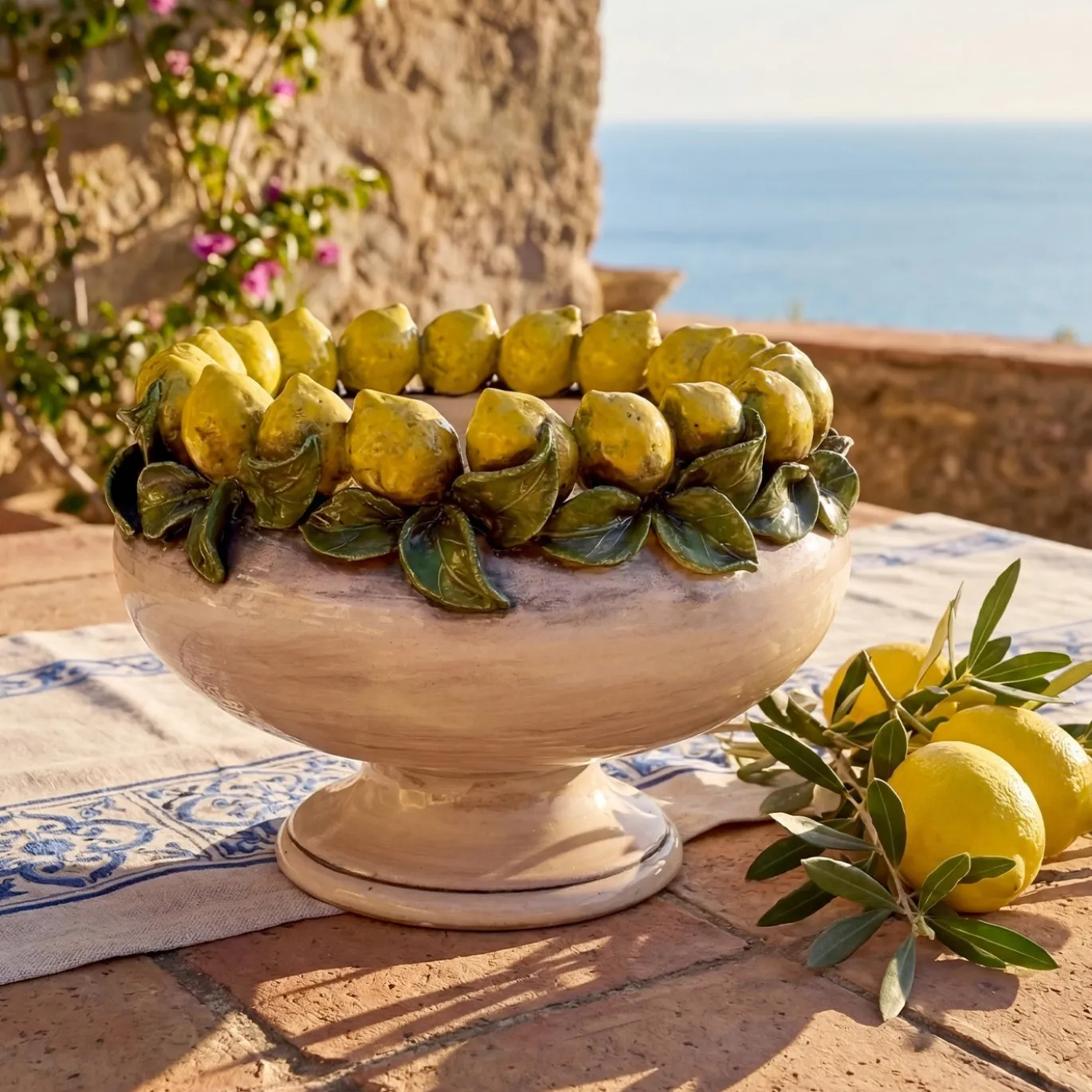 Centrotavola rialzato piccolo con limoni gialli e foglie in maiolica siciliana