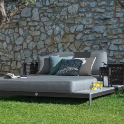 Chaise longue in tessuto grigio per esterni