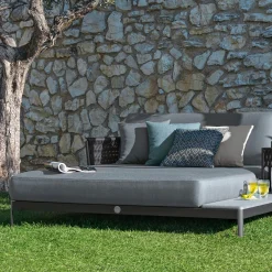 Chaise longue in tessuto nero per esterni