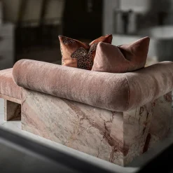 Chaise Longue Luna in marmo Siena rosa e seta mohair di Sheree Stuart Design