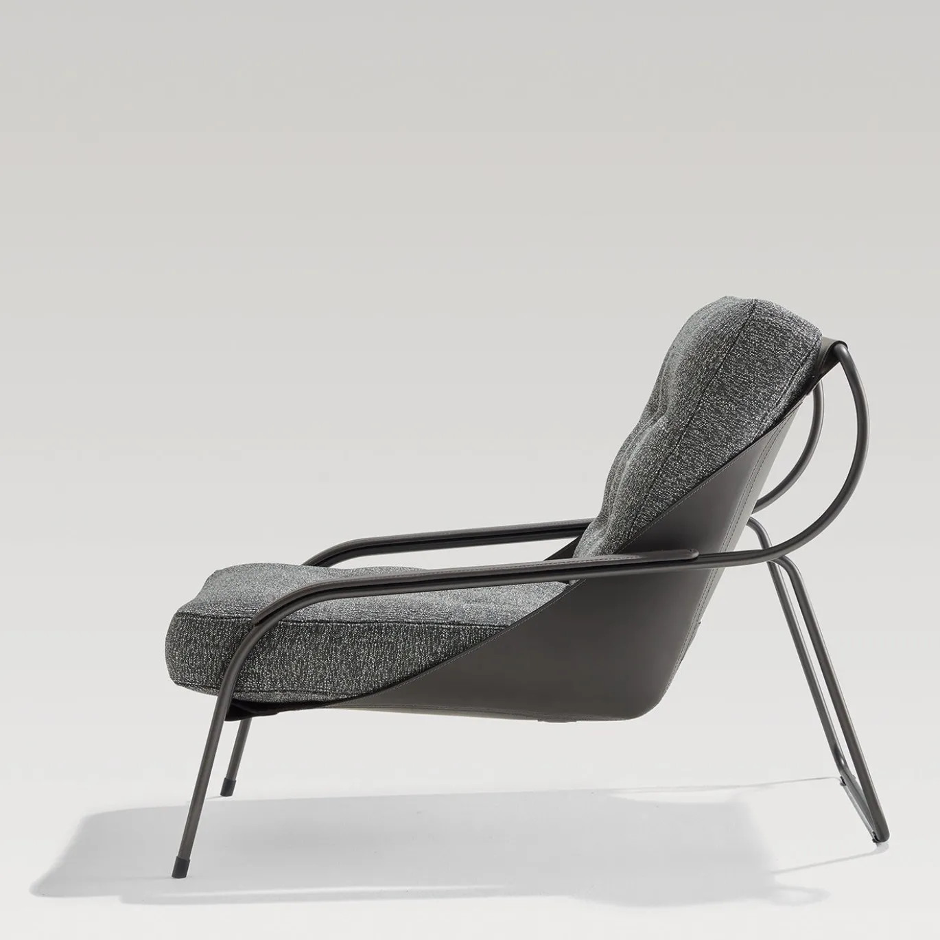 Chaise Longue Maggiolina Grigia con Scocca in Pelle di Marco Zanuso
