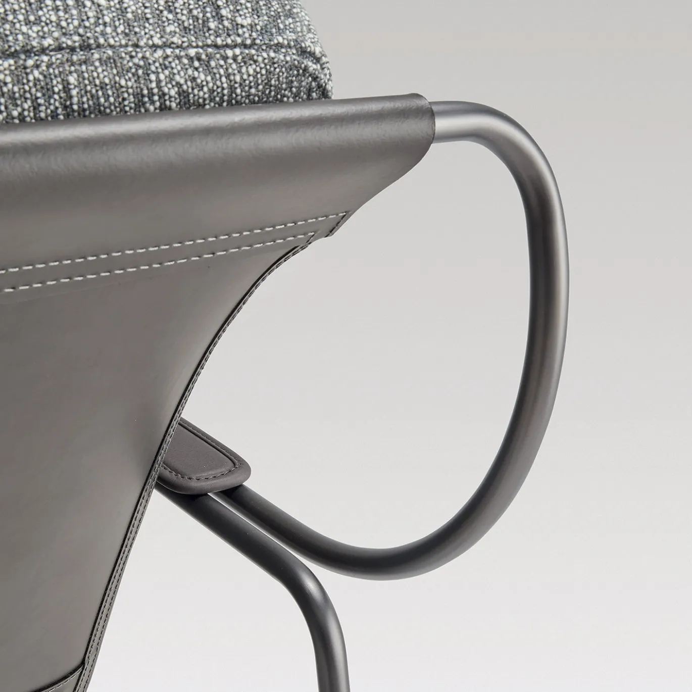 Chaise Longue Maggiolina Grigia con Scocca in Pelle di Marco Zanuso