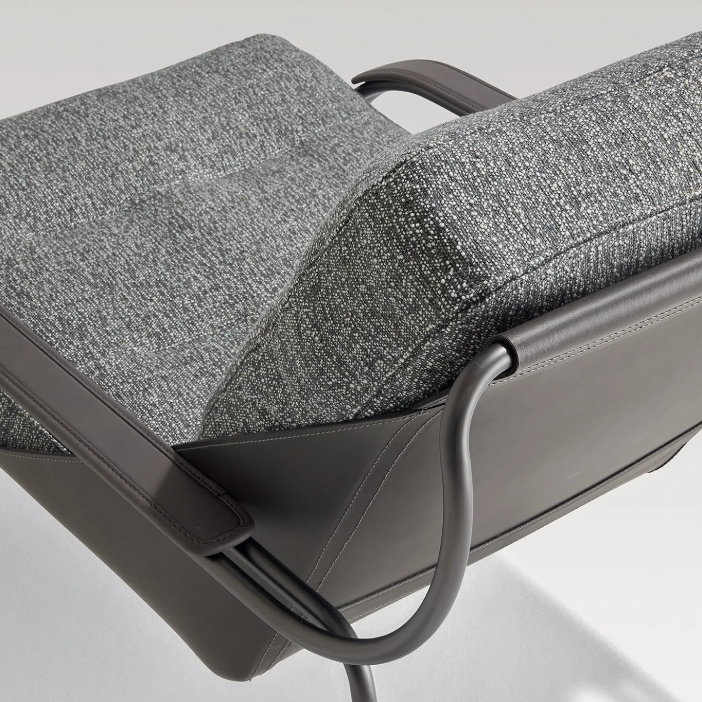 Chaise Longue Maggiolina Grigia con Scocca in Pelle di Marco Zanuso