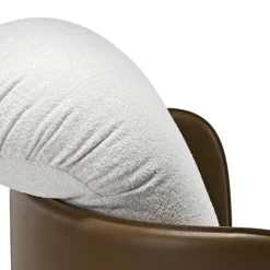 Chaise longue Mochi in cuoio marrone e tessuto bianco di Studiopepe