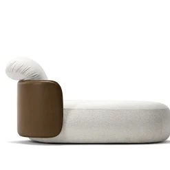 Chaise longue Mochi in cuoio marrone e tessuto bianco di Studiopepe