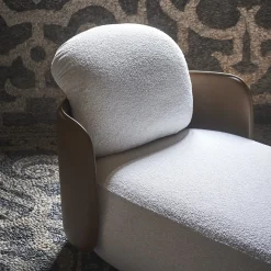 Chaise longue Mochi in cuoio marrone e tessuto bianco di Studiopepe