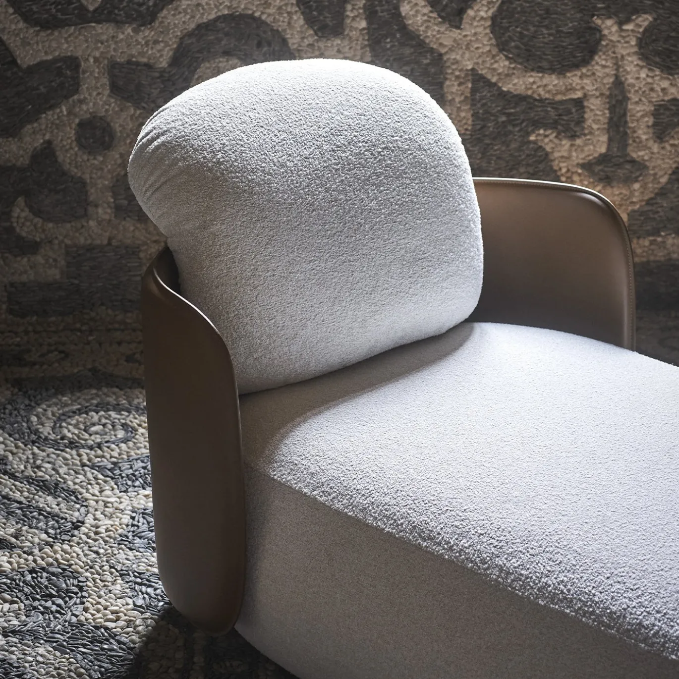 Chaise longue Mochi in cuoio marrone e tessuto bianco di Studiopepe