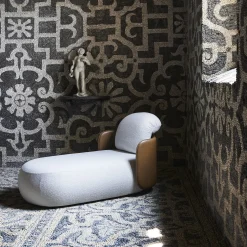 Chaise longue Mochi in cuoio marrone e tessuto bianco di Studiopepe