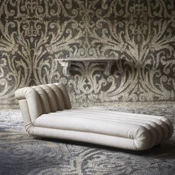 Chaise longue scanalata in tessuto beige Periscopio di Studiopepe