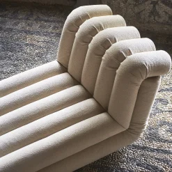 Chaise longue scanalata in tessuto beige Periscopio di Studiopepe