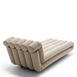 Chaise longue scanalata in tessuto beige Periscopio di Studiopepe