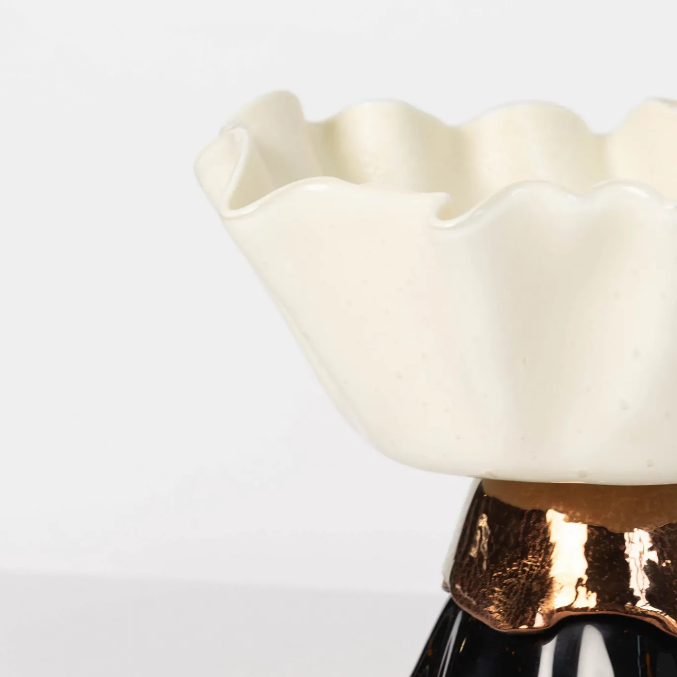 Ciotola scultorea Ballarina in vetro di Murano avorio e oro rosso effetto marmo