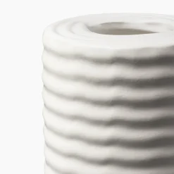 Collezione Wiggle - Vaso in ceramica bianco ondulato di Max Lamb
