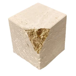 Colpo Da Maestro Piccola scultura cubica in foglia d'oro e travertino