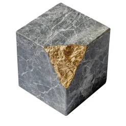 Colpo Da Maestro Piccola scultura cubica scura in foglia d'oro