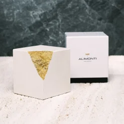 Colpo Da Maestro Scultura cubica del Sinai in pietra calcarea con foglia d'oro