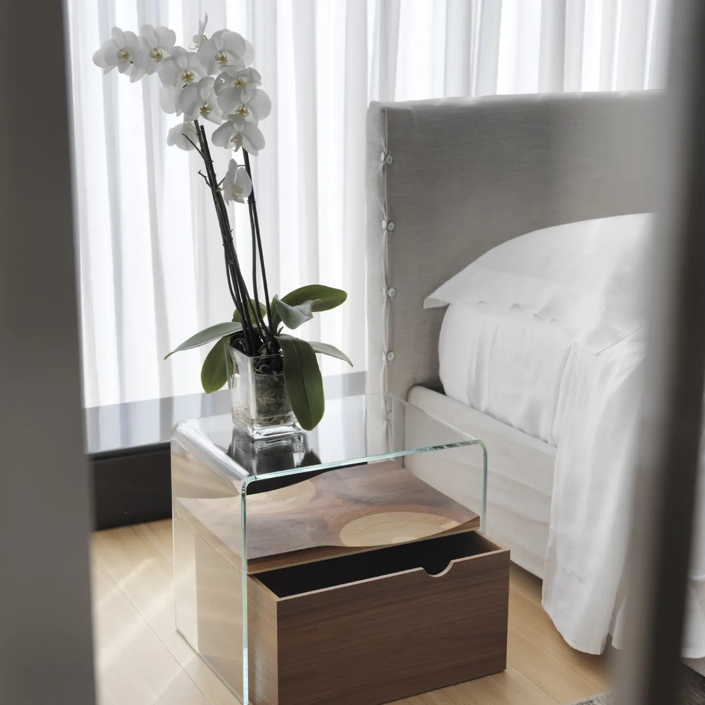 Comodino Bifronte con cassetto di Toyo Ito