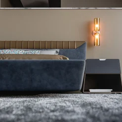Comodino Mirzam in legno con piano in marmo di Carrara bianco