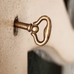 Conigliera Padova color taupe chiaro con bugnature verdi in crescita