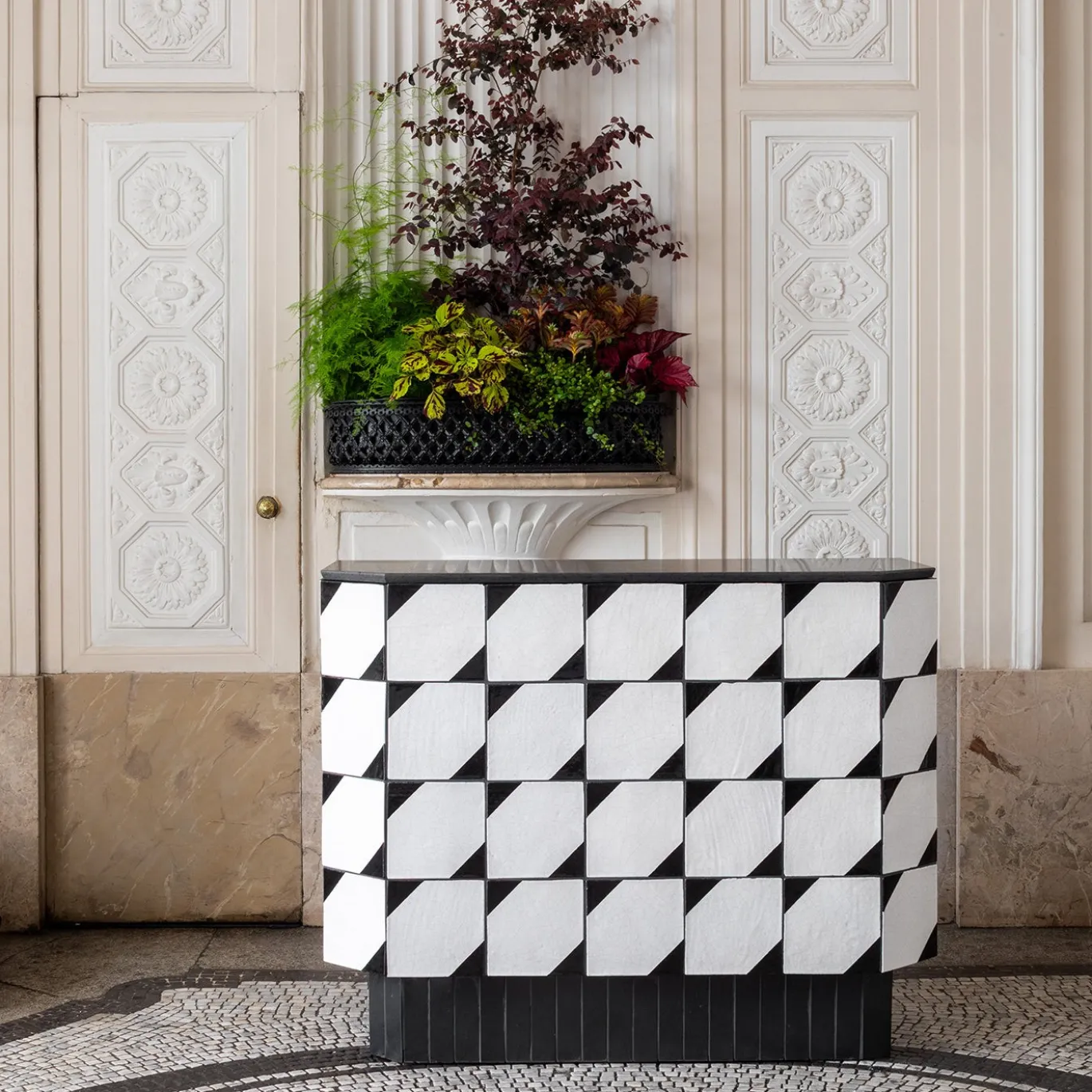 Console Balera in ceramica nera e bianca