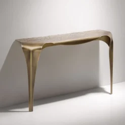 Console Convivium in Ottone DeErosion di Nikita Bettoni