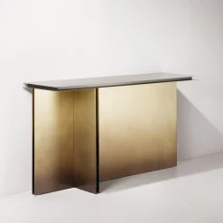 Console Folio in ottone di DRAW Studio