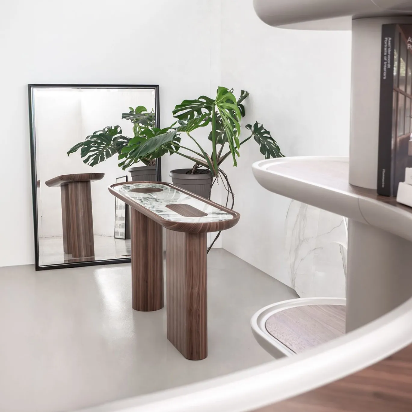 Console in noce nero Creta con top in marmo bianco Arabescato