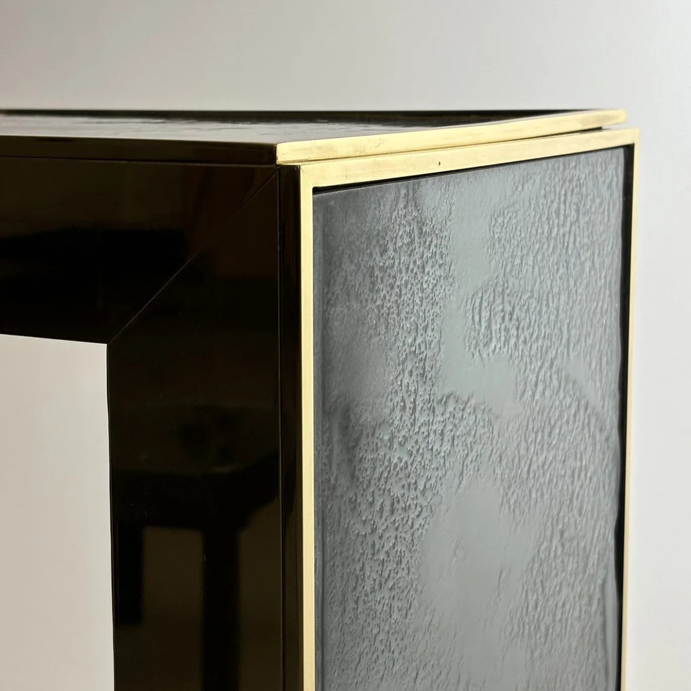 Console Materia con telaio in oro e piano in vetro fumé
