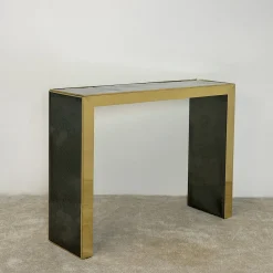 Console Materia con telaio in oro e piano in vetro fumé