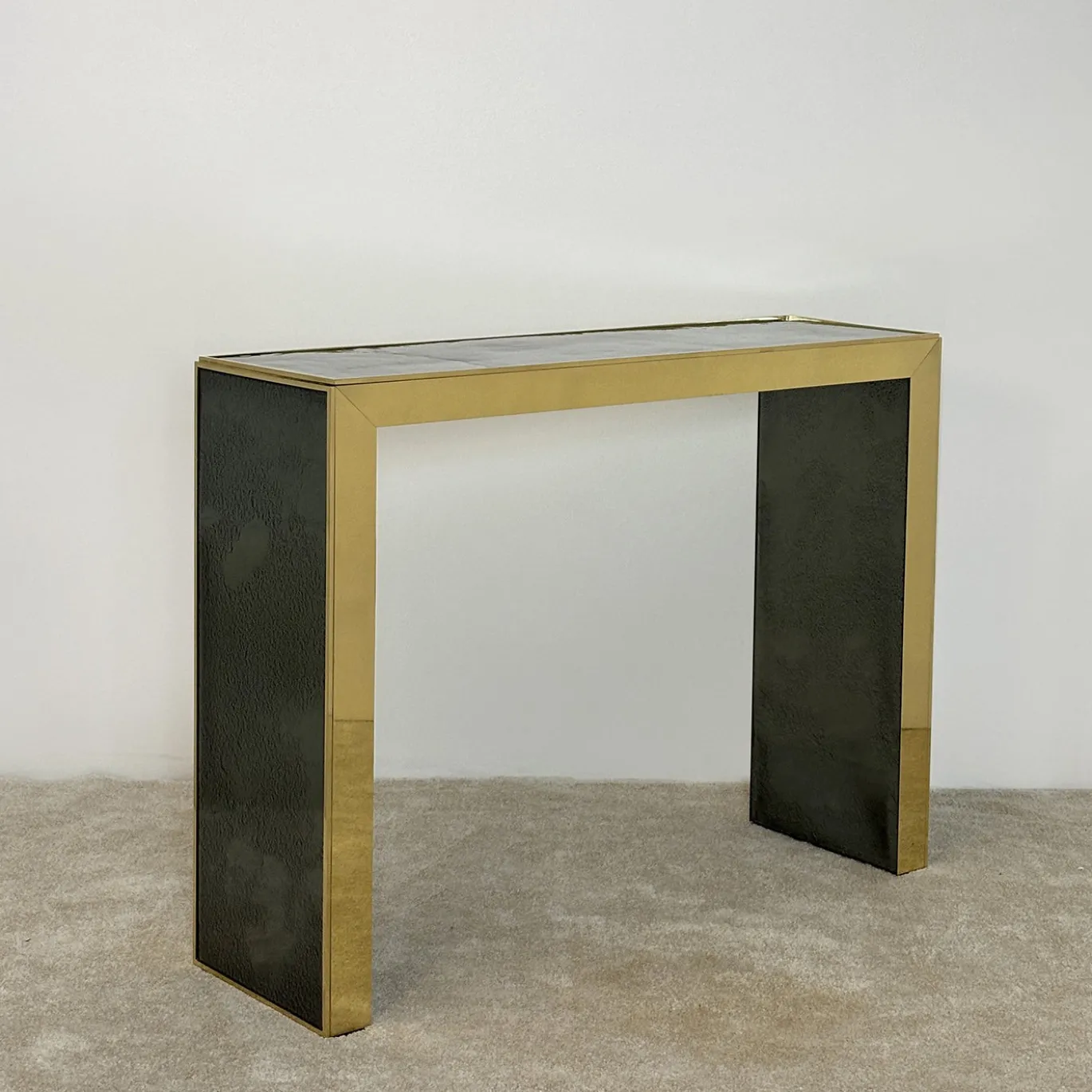 Console Materia con telaio in oro e piano in vetro fumé