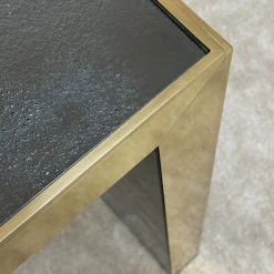 Console Materia con telaio in oro e piano in vetro fumé