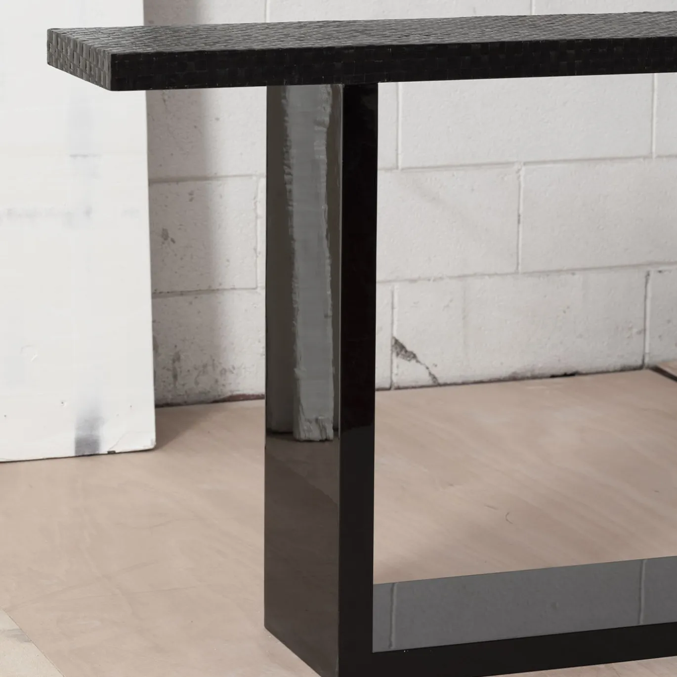 Console Ottantotto in legno laccato nero lucido