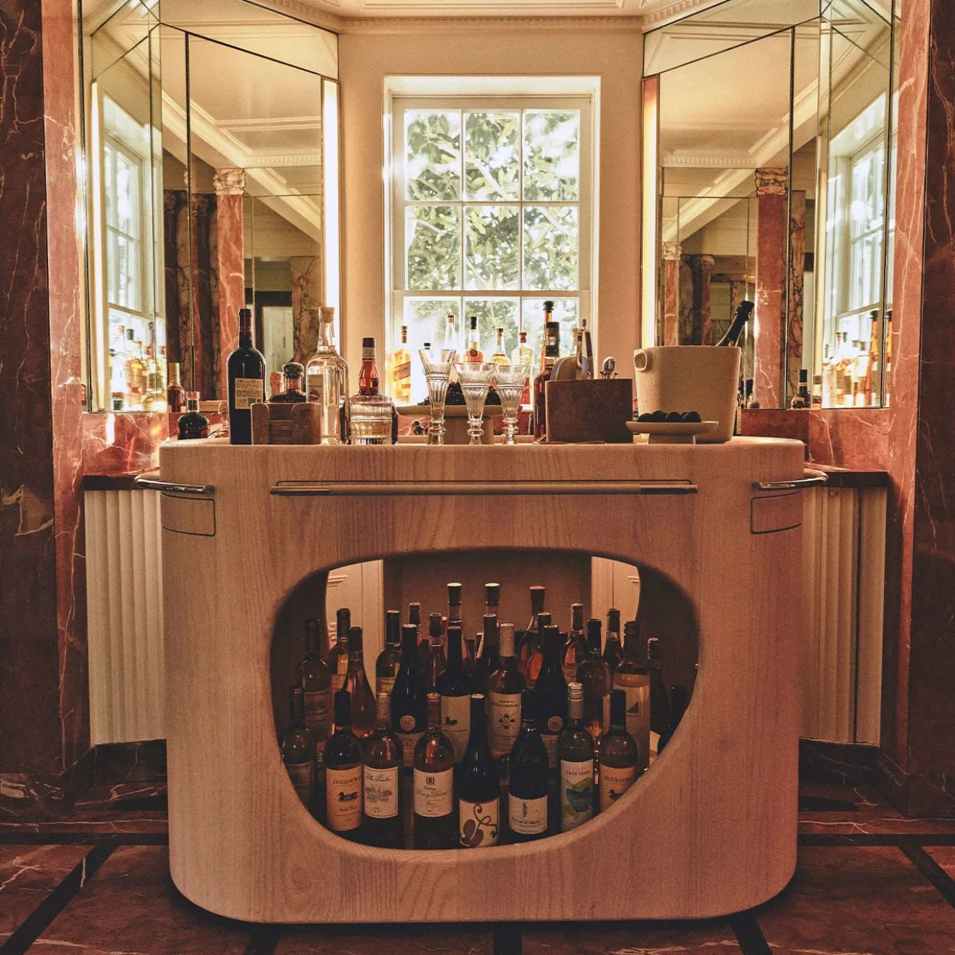 Consolle da bar con base in legno e piano in marmo Maris di Kelly Wearstler