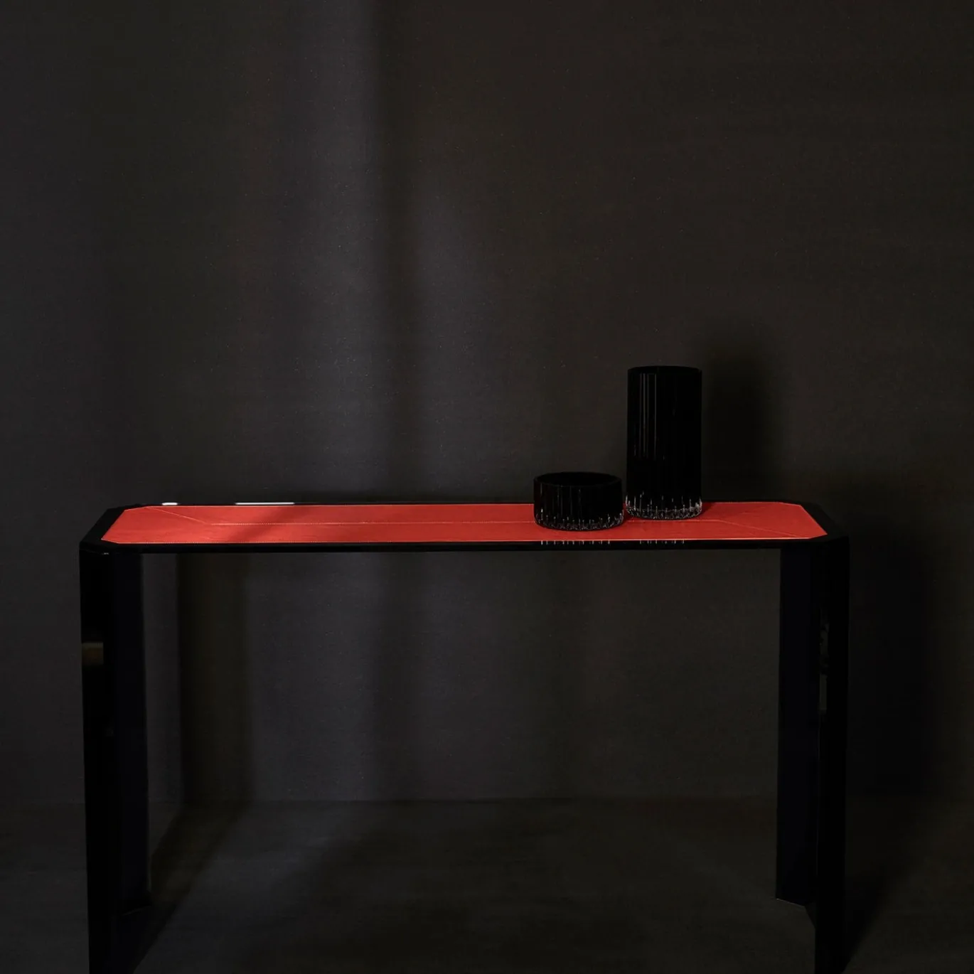 Consolle Jean Michel in vetro grigio fumé e pelle rossa