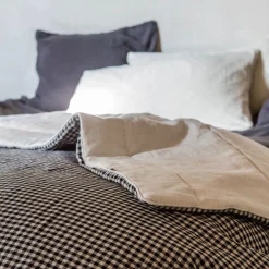 Coperta di lino a quadretti bianchi e neri con profili
