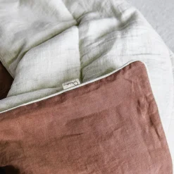 Coperta di lino rosa vintage con profili