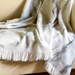 Coperta dipinta a mano grigia con frange Marmo
