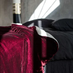Coperta di velluto rosso e lino
