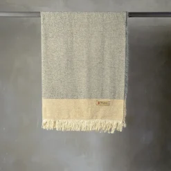 Coperta Hela con frange grigio chiaro e beige