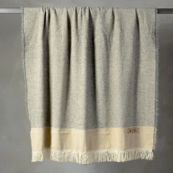 Coperta Hela con frange grigio chiaro e beige